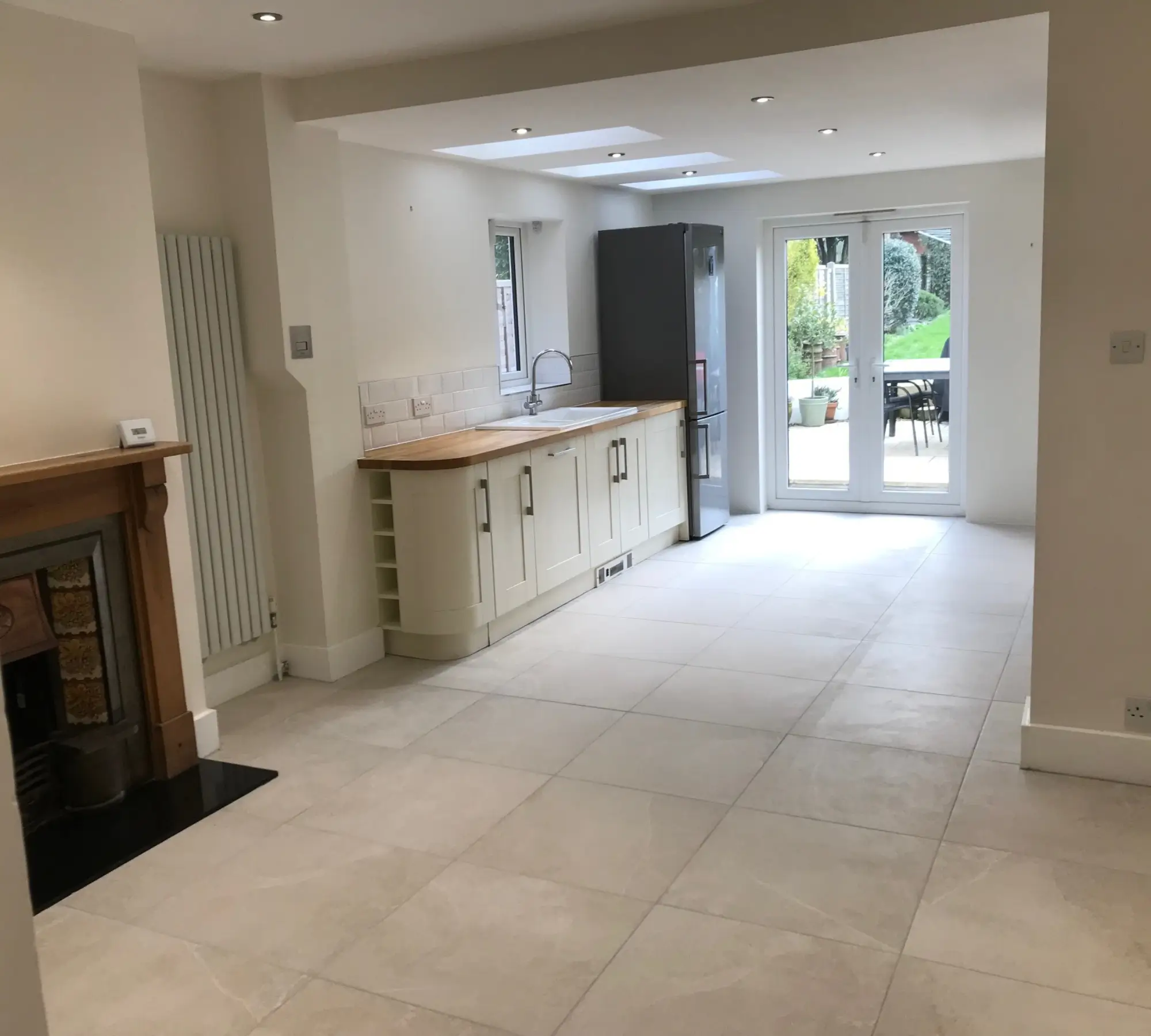 Kitchenette and fireplace in room